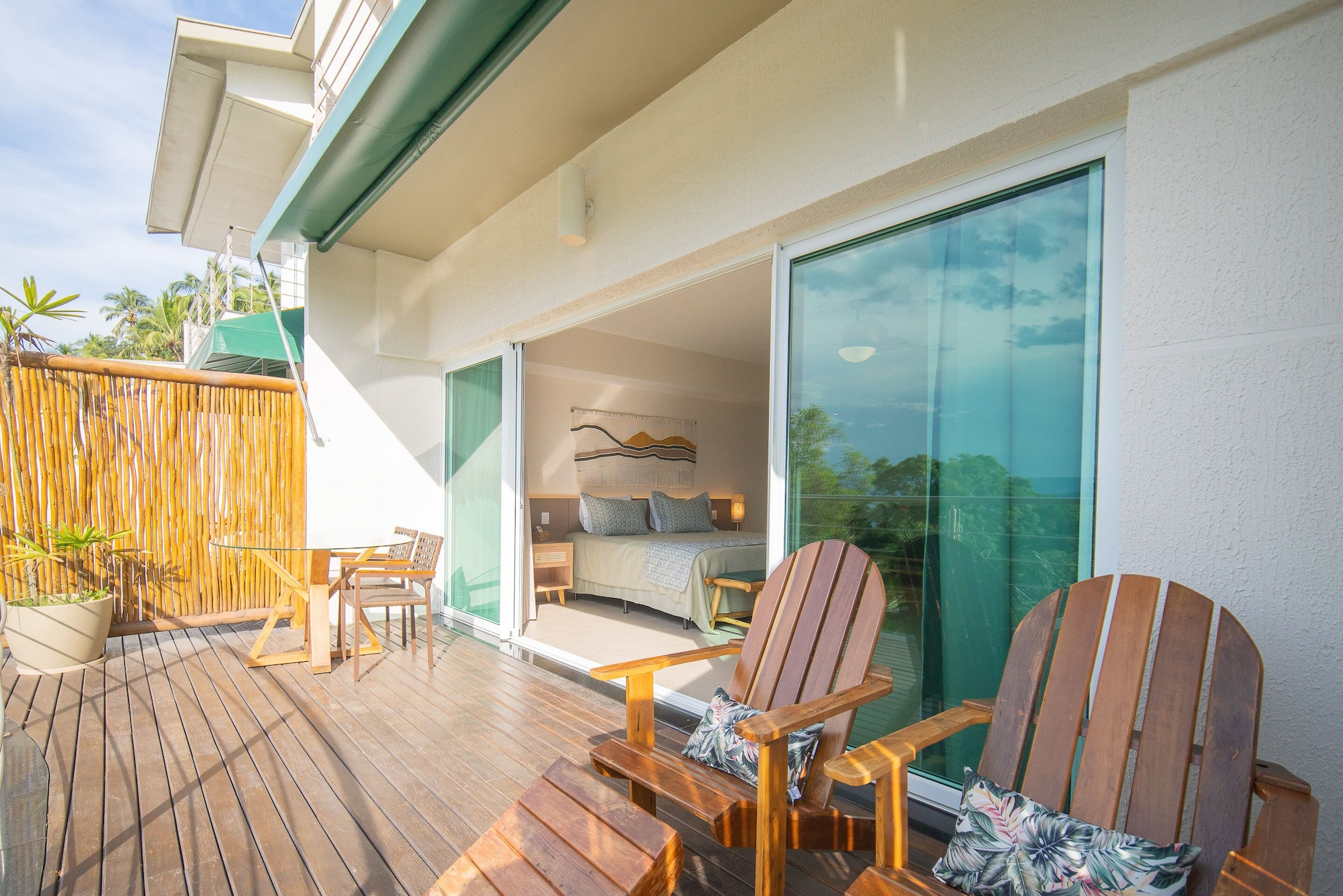 带按摩浴缸和海景的优质三人房