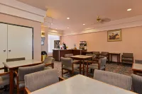 Econo Lodge Inn & Suites