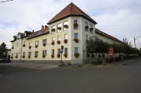 Hotel Korona Wellness, Rendezvény és Borszálloda โรงแรมใน