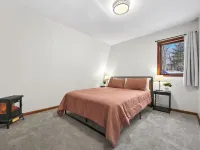 Sunset Burrow Retreat in Roscommon, MI - whole house, 3 bed, 2.5 bath! Hoteles en Municipio de Gerrish