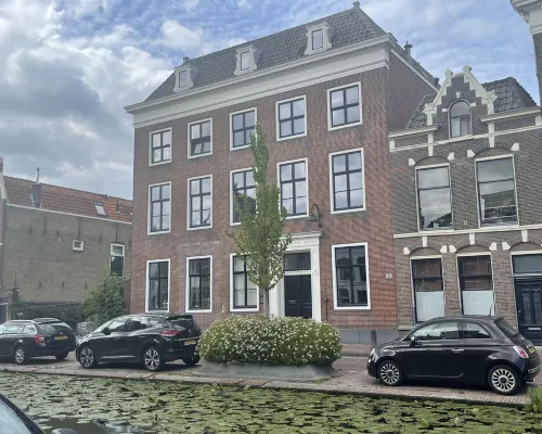 Canal house ground floor in historic center Gouda 고우타 호텔
