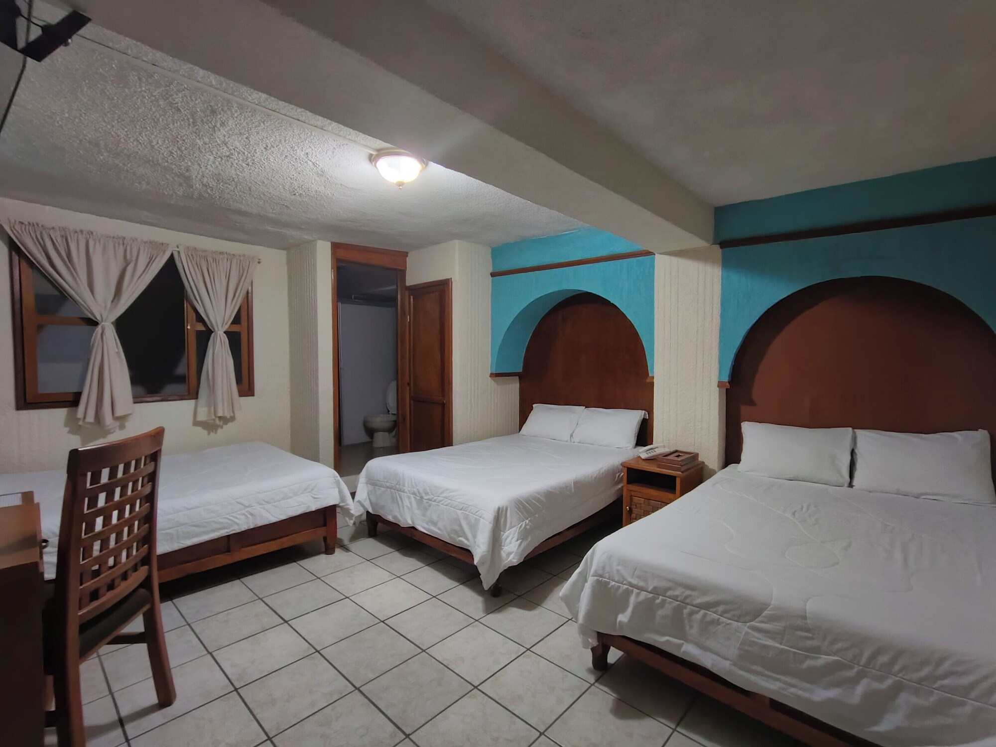 家庭三人房， 多张床