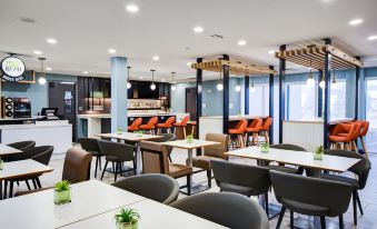 a modern restaurant with several dining tables and chairs , creating a pleasant atmosphere for guests at Holiday Inn Allentown-Bethlehem
