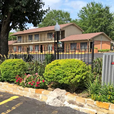 Charles Wesley Motor Lodge Downtown Broken Bow- Hochatown Отели в г. Брокен Боу
