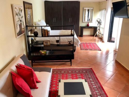 泳池景特大床套房