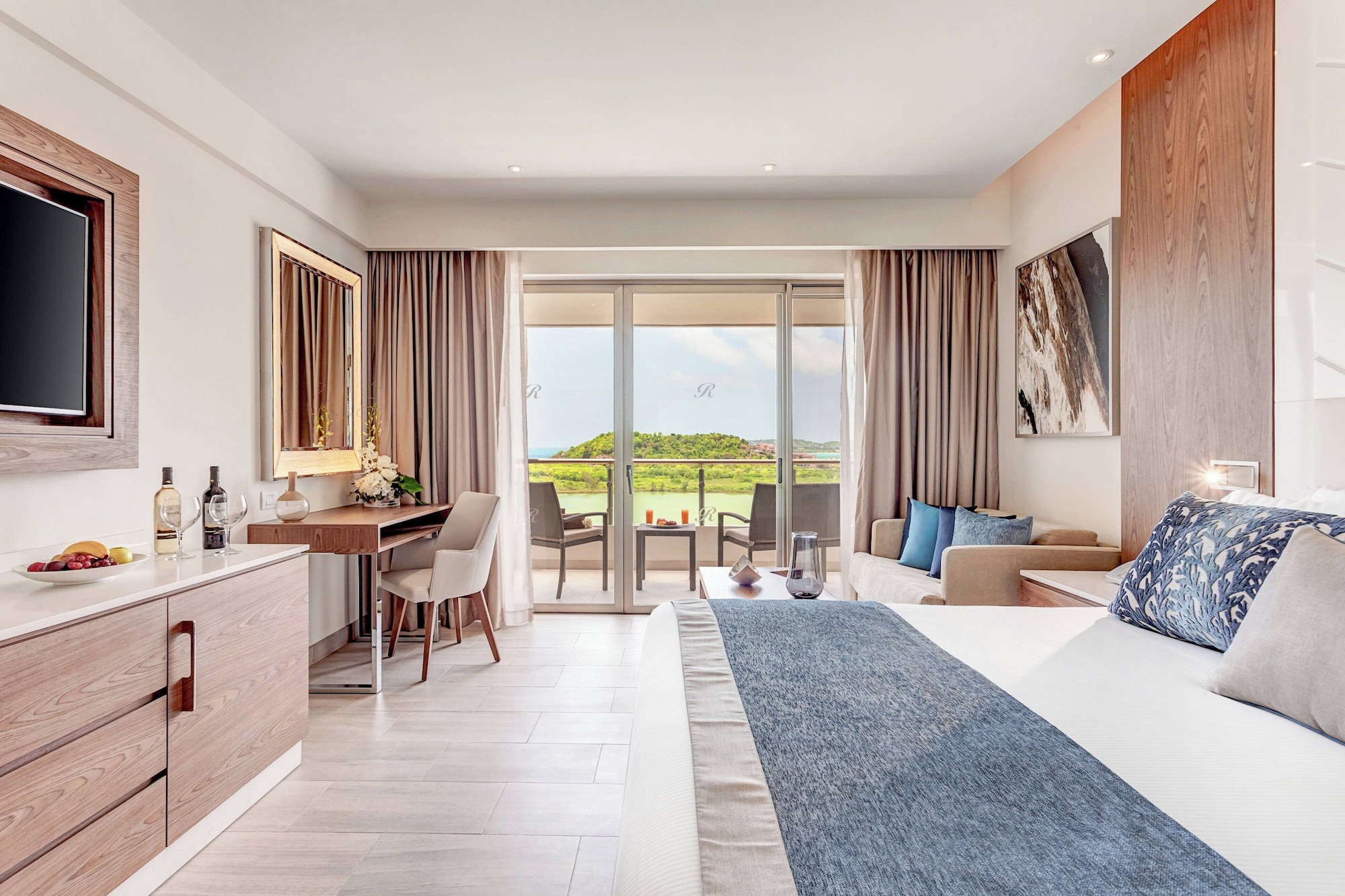 Royalton Antigua, An Autograph Collection All-Inclusive Resort湾景奢华精致套房