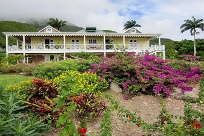 Charming Nevis Cottage with pool and ocean view on grounds of Hermitage Inn โรงแรมใน