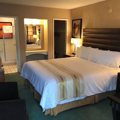 Standard Queen Room Discovery Inn Promo Code
