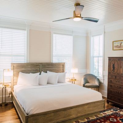 Superior Suite, 1 King Bed with Sofa Bed, Non Smoking, Private Bathroom Gibson Inn Promo Code
