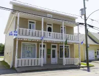 Auberge Jeunesse à Loulou Hotels in 