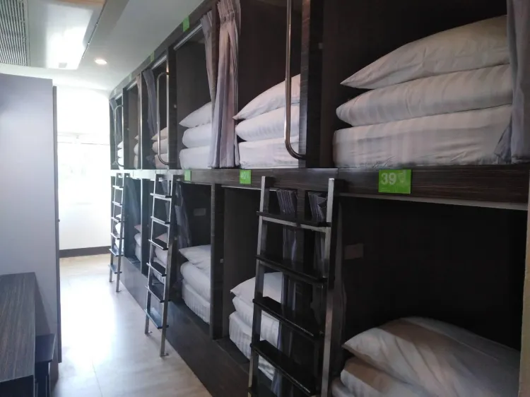 เตียงในหอพักรวมชายหญิง