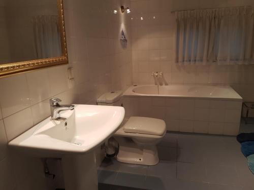 带阳台的两卧室公寓