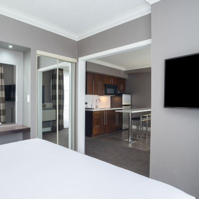 標準套房， 1 張特大床和 1 張梳化床， 廚房 桑德曼標誌米西索加酒店優惠