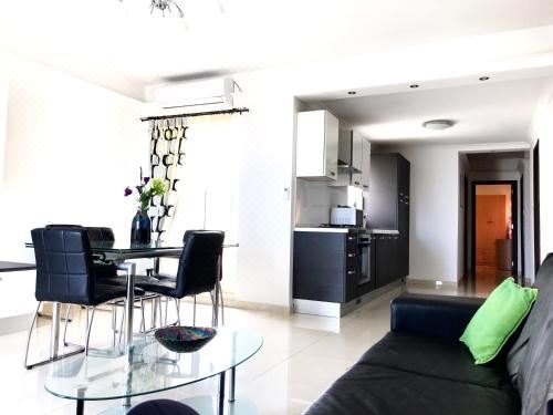 Savoy Apartment with Sea View