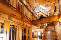 Large Family Lodge w/ Hot Tub, Sports Game Room, Gaming Room, and Pet Friendly!
