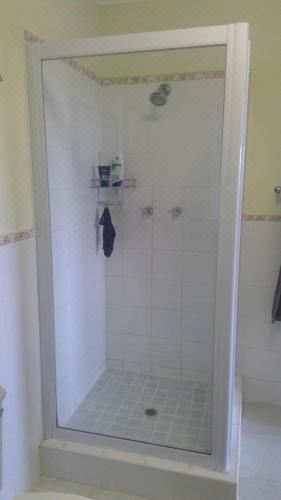 带阳台和海景的豪华双人房