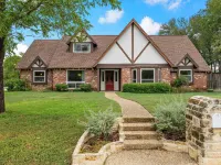 Beautiful Tudor Style home centrally located, and packed with amenities! ベルトンのホテル