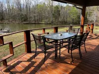 Cozy Cabin on Lake, relax and recharge. Enjoy boating, fishing and swimming. Hotels in Walker County