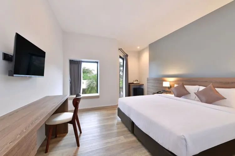 ห้องดีลักซ์เตียงใหญ่พร้อมระเบียง