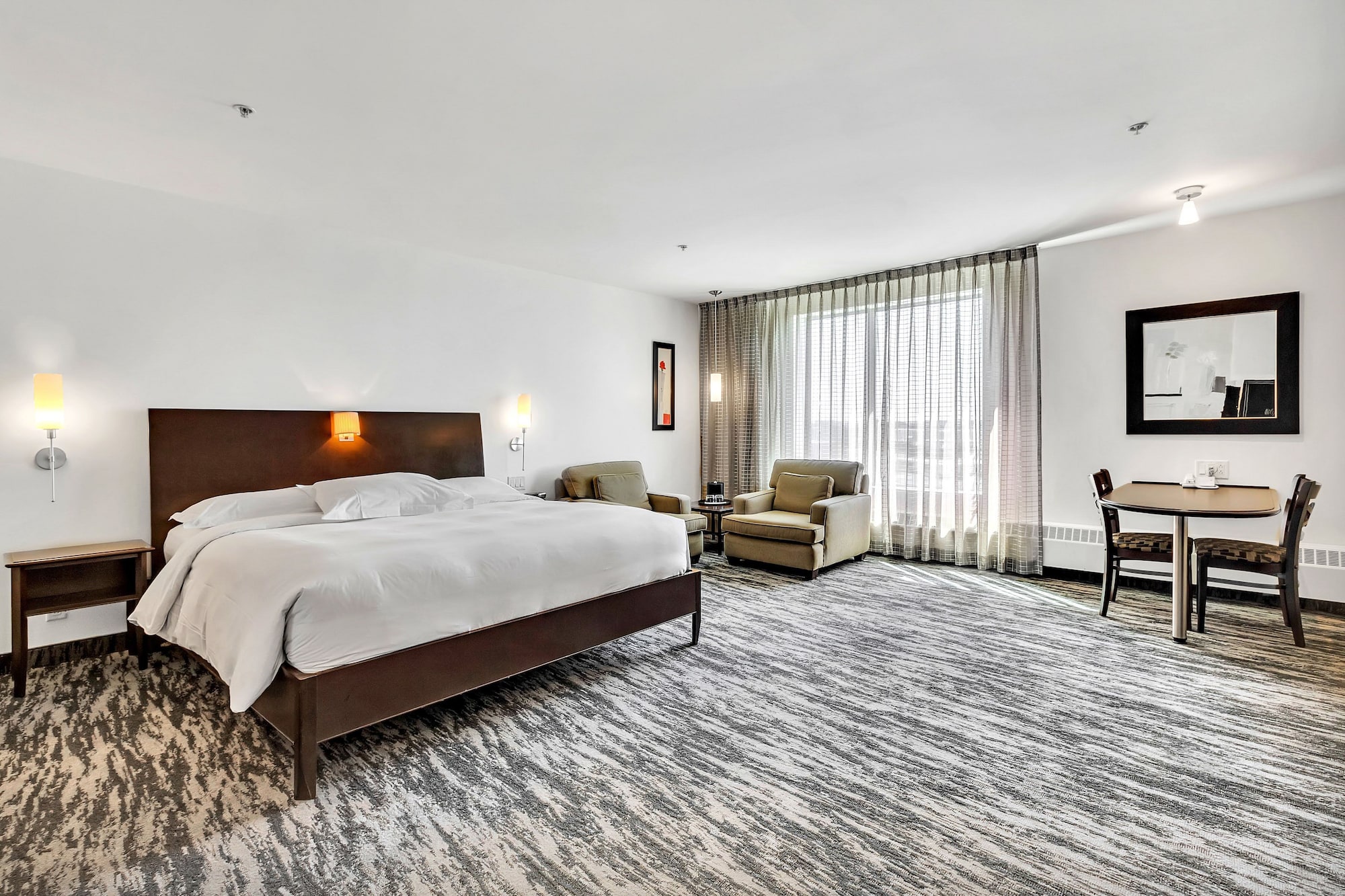 客房， 1 张特大床， 按摩浴缸