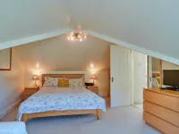 Upper Deck Hotels in Maker-with-Rame