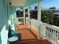 Island Cottage in Quaint Matlacha Florida. Amazing island life is a click away… Hotele w: Matlacha