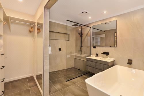 Mooloolaba Canal Home - Modern 4Bedroom with Spa, Sauna and Private Pontoon - New Proprietor 2024 Five-Bedroom House