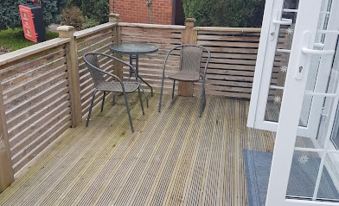 Lovely 2-Bed Chalet at Robinhood Retreat Free Park - Housity