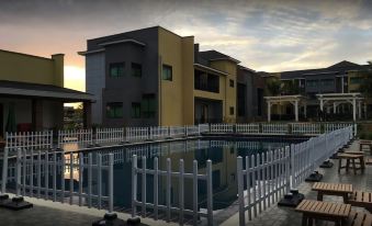 Courtyard International Hotel - Housity