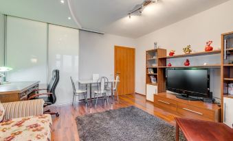 Simply Comfort - Spacious Apartment 10 Min to Metro