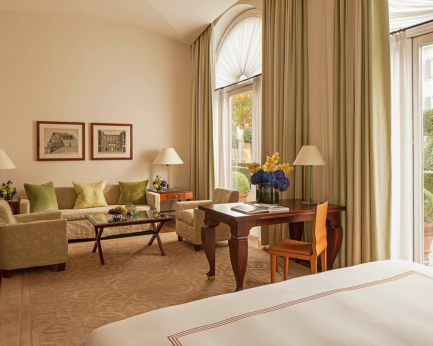 小型特大床套房，享有花园景色