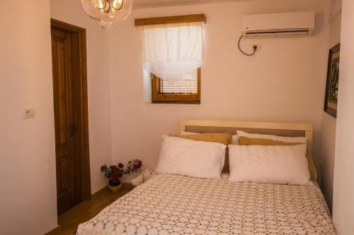 带山景的双人间