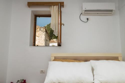 带山景的双人间