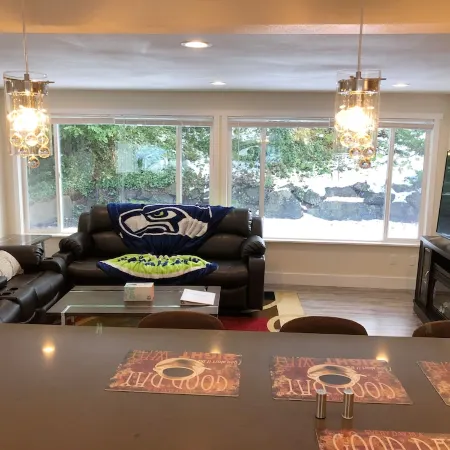 Modern & Remodeled 3bd/2ba duplex unit in Bothell - walk to UW Bothell, Downtown Отели в г. Ботелл