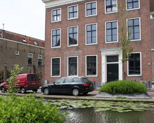 Canal house top floor in historic center Gouda 고우타 호텔