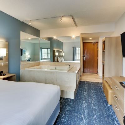 Premium Room, 1 Queen Bed, Jetted Tub (No View) Parkshore Resort Promo Code