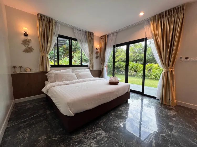 ห้องดีลักซ์เตียงใหญ่ เตียงคิงไซส์ 1 เตียง