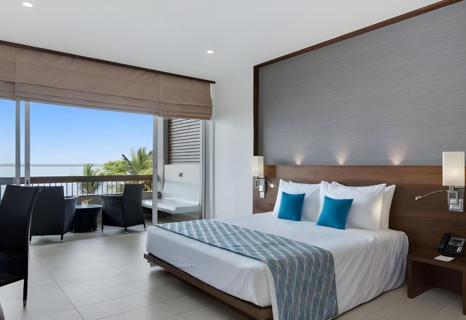 标准泳池翼园景房