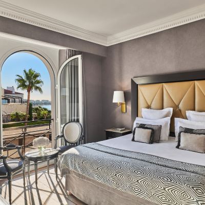 豪華間享有部分海景 康城雄偉巴里爾酒店優惠