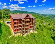Skyline Splendor: Luxe Retreat with Breathtaking Views over Downtown Gatlinburg Hotele w: 