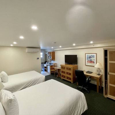 Deluxe Room, 2 Queen Beds, Balcony, Mountain View