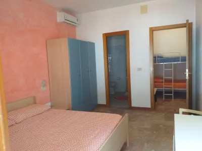 Spacious Triple Room a Stone's Throw from the Sea Hôtels à : 