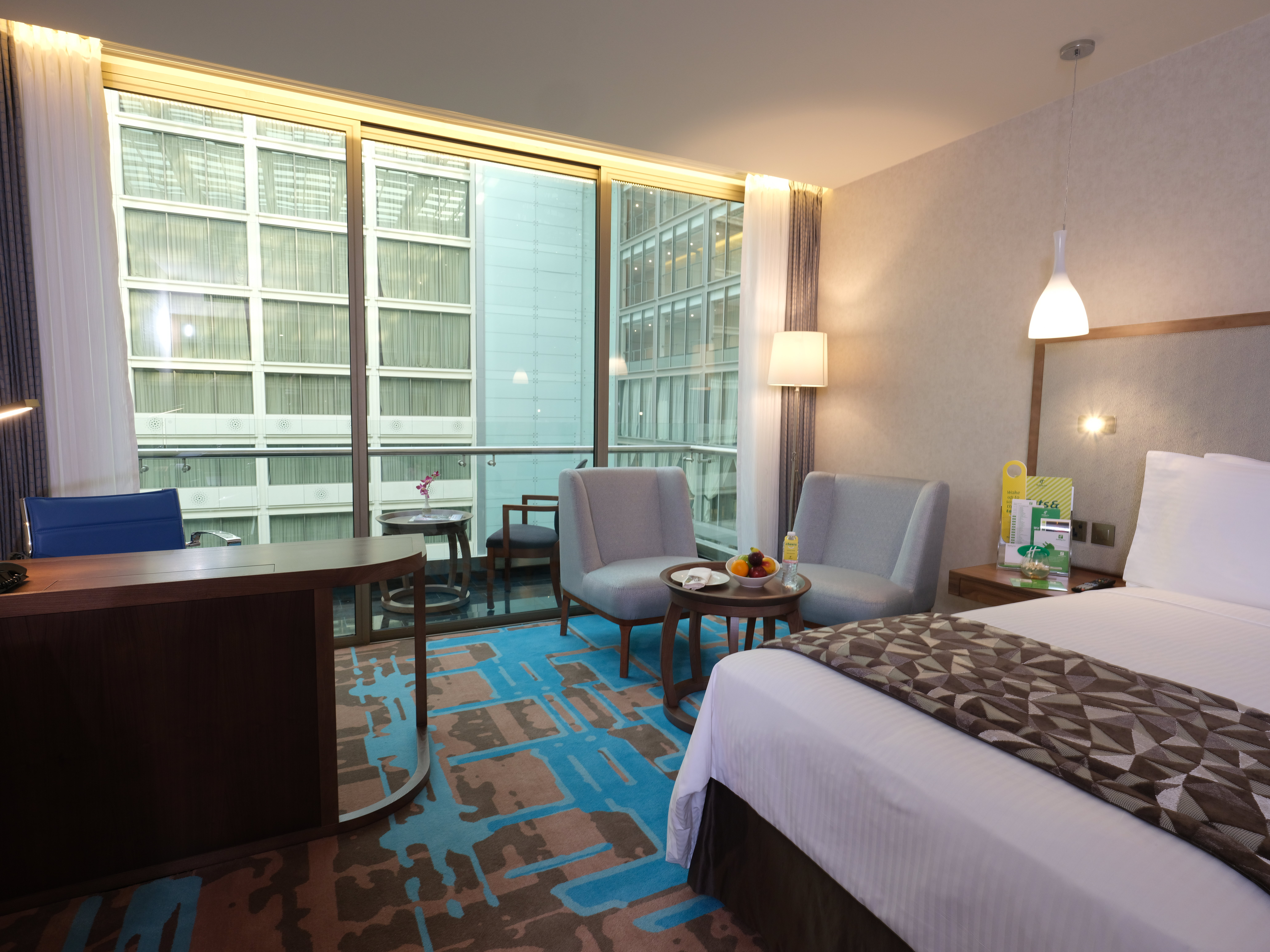 带迷你酒吧的优质特大床房