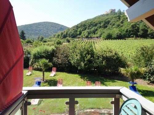 带山景的双人间