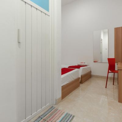 Twin Room Kupon RedDoorz @ Graha Cemerlang Maros