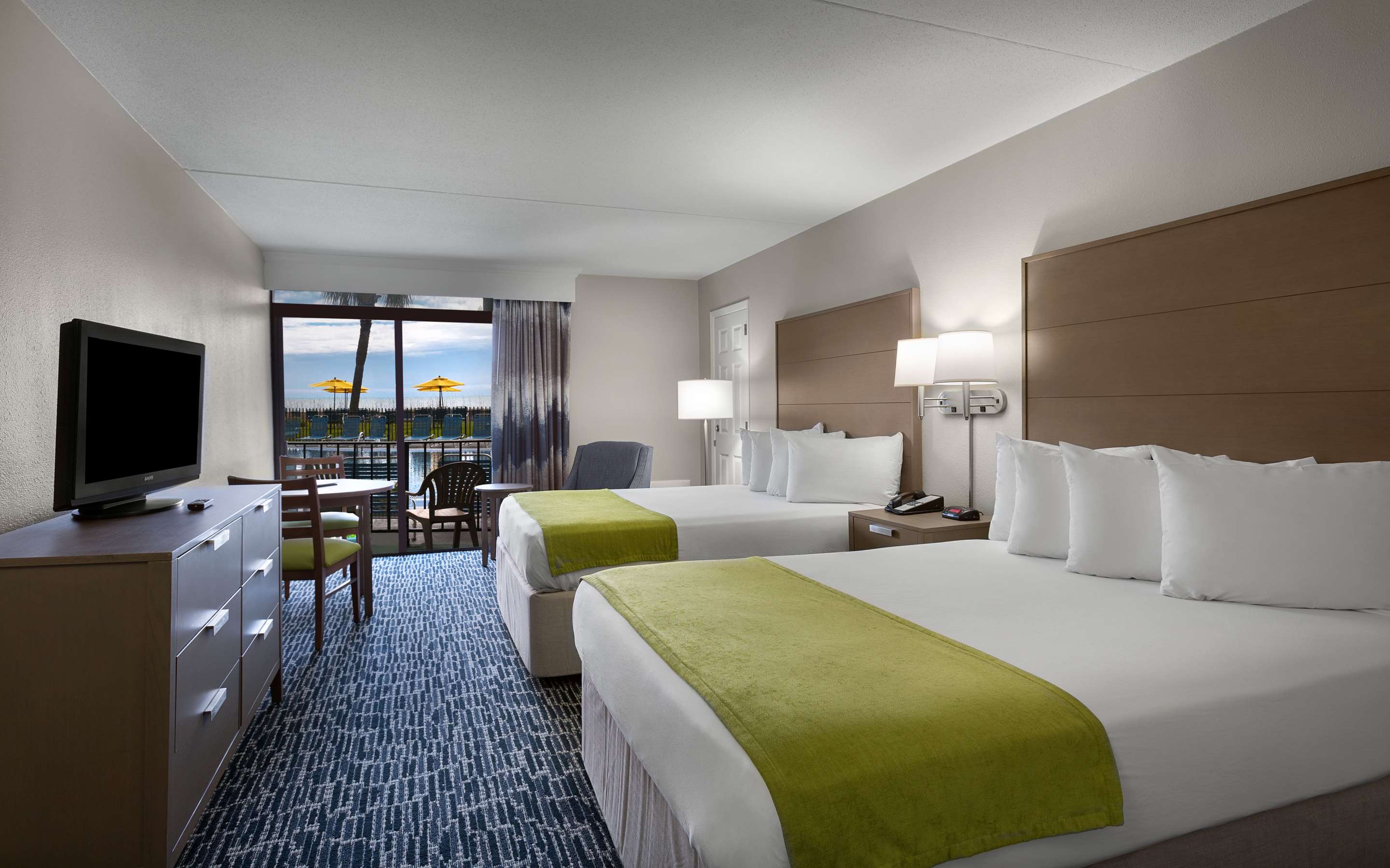 2张大床， 无烟房， 中楼， 带阳台， 微波炉和迷你冰箱， 桌子和椅子， 房间内淋浴