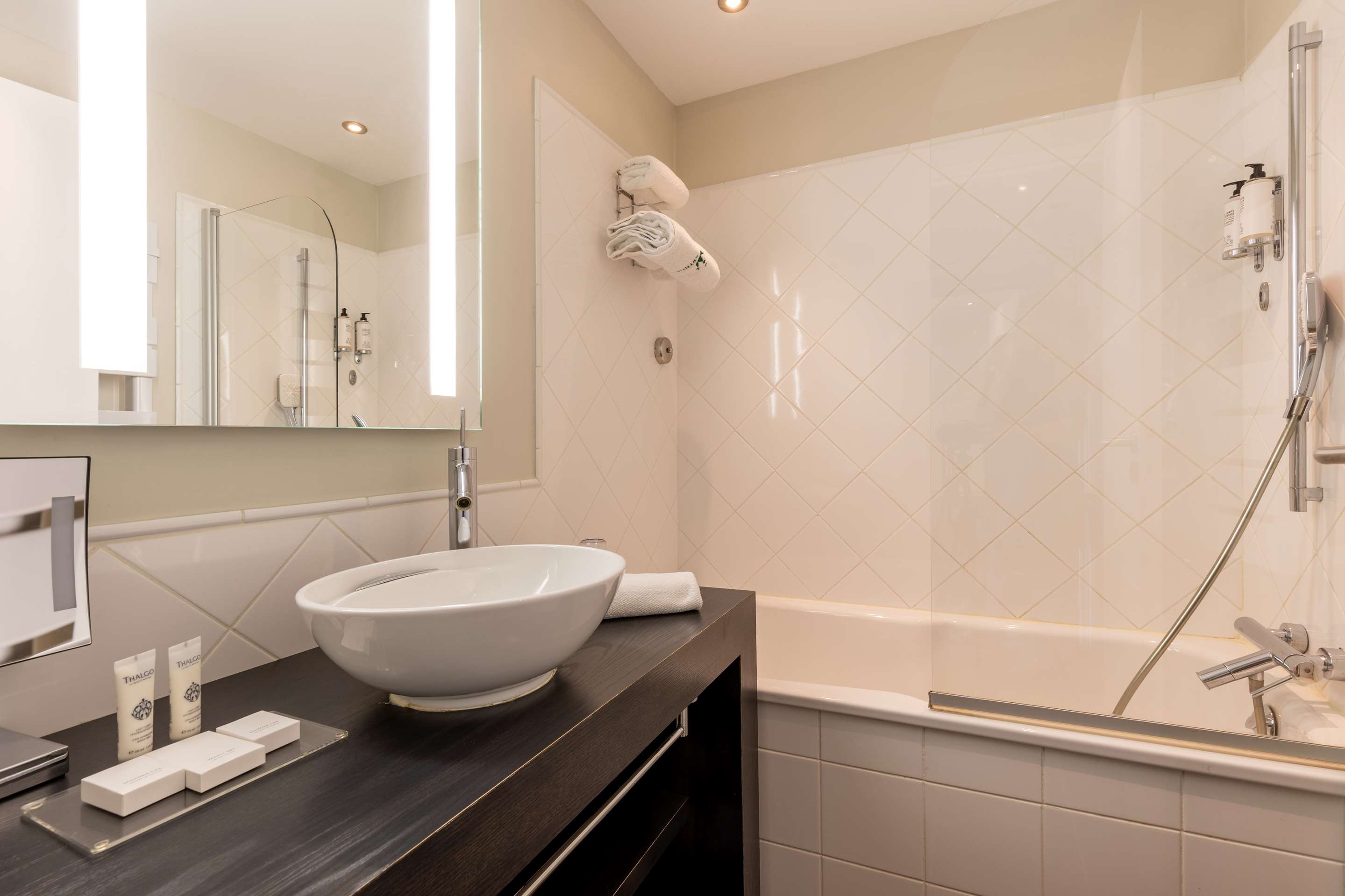 1张特大床，无烟，尊贵房，湖景，休息区，迷你酒吧，浓缩咖啡机