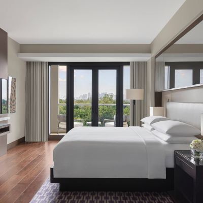 可使用行政酒廊， 一臥室套房， 1張特大床， 高爾夫景觀 馬尼拉萬豪飯店優惠