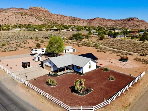 2 Bedroom Near Zion•Bryce•Wave: Hot Tub, Dining/Patio & Games - Red Rock Views!