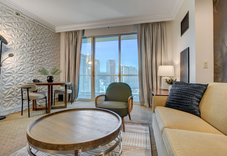 精英一室套房，1张特大床带梳化床，冰箱和微波炉，城市景观